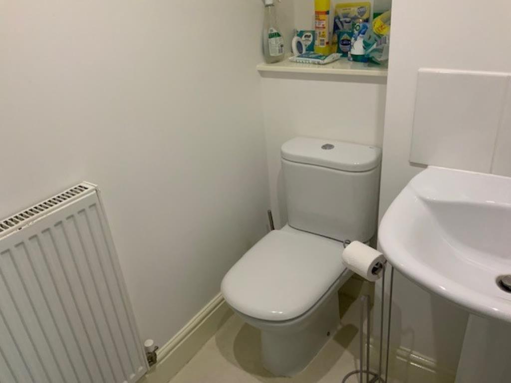 Lot: 58 - ENTIRE FREEHOLD BUILDING OF SIX FLATS, ALL LET ON ASSURED SHORTHOLD TENANCIES - Bathroom to one of the flats